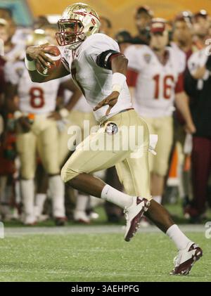 Dec. 29, 2011 - Orlando, FL, USA - le quarterback E.J. Manuel de l'État de Floride s'éloigne de la défense de notre Dame lors du champs Sports Bowl au Florida Citrus Bowl à Orlando, Floride, le jeudi 29 décembre 2011. Florida State a gagné, 18-14. (Crédit image : © Stephen M. Dowell/Orlando Sentinel/MCT/ZUMAPRESS.com) Banque D'Images