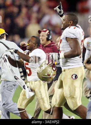 Dec. 29, 2011 - Orlando, FL, États-Unis - les joueurs de l'État de Floride se précipitent sur le terrain pour célébrer la fin du match des champs Sports Bowl contre notre Dame au Florida Citrus Bowl à Orlando, Floride, le jeudi 29 décembre 2011. Florida State a gagné, 18-14. (Crédit image : © Stephen M. Dowell/Orlando Sentinel/MCT/ZUMAPRESS.com) Banque D'Images