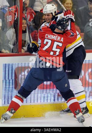 Dec. 30, 2011 - Washington, DC, Etats-Unis - Washington Capitals aile gauche Jason Chimera (25) vérifie le défenseur des Sabres de Buffalo Mike Weber (6) dans les planches lors de l'action de deuxième période au Verizon Center à Washington, DC, vendredi 30 décembre 2011. (Crédit image : © Chuck Myers/MCT/MCT/ZUMAPRESS.com) Banque D'Images