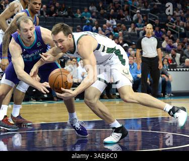 2 janvier 2012 - Charlotte, NC, États-Unis - Charlotte Hornets Center Cody Zeller, à gauche, combat la garde des Milwaukee Bucks Pat Connaughton, à droite, pour le contrôle d'une balle lâche pendant la première mi-temps d'action le lundi 26 novembre 2018 au Spectrum Center à Charlotte, N.C. (crédit image : © Jeff Siner/Charlotte observer/TNS via ZUMA Wire) Banque D'Images