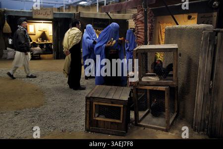 20 octobre 2011 - Camp Lejeune, NC, États-Unis - les joueurs de rôle errent dans une maquette d'un marché rural afghan alors que les Marines de la compagnie Bravo, 2e peloton, 1er bataillon 8e Marines, 2e division des Marines se préparent à démarrer une simulation dans le nouvel entraîneur d'immersion d'infanterie MCBCL au Camp Lejeune, Caroline du Nord, le 20 octobre 2011. L'entrepôt converti de 32 000 pieds carrés soutient la formation de petites unités dans la maquette d'un village rural afghan. (Crédit image : © Chuck Liddy/Raleigh News & observer/MCT/ZUMAPRESS.com) Banque D'Images
