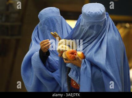 20 octobre 2011 - Camp Lejeune, NC, États-Unis - deux femmes jouant le rôle magasinent dans le marché du village afghan simulé au nouvel entraîneur d'immersion d'infanterie MCBCL de 32 000 pieds carrés au Camp Lejeune, Caroline du Nord, le 20 octobre 2011. (Crédit image : © Chuck Liddy/Raleigh News & observer/MCT/ZUMAPRESS.com) Banque D'Images