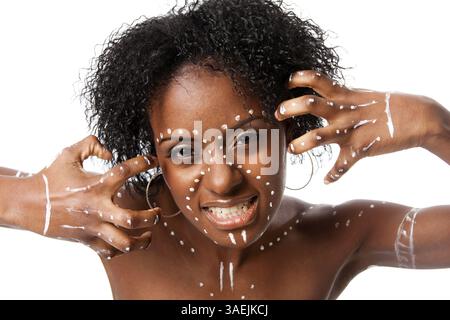 Beau visage féminin indigène de mode tribal africain avec des points blancs et des rayures et une expression agressive, isolé, Atlanta, États-Unis, Amérique du Nord Banque D'Images