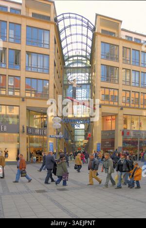 Kaufingerstrasse et galerie marchande Kaufinger Tor, piétons, zone piétonne avec un pouvoir d'achat élevé, Munich Banque D'Images