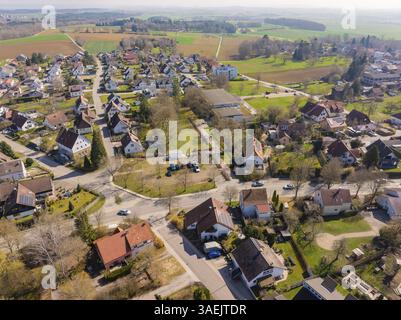 Vue aérienne d'un village montre des zones résidentielles avec des rues et des maisons dans un paysage verdoyant sous un ciel nuageux, Nagold Hochdorf, district de Calw, G. Banque D'Images