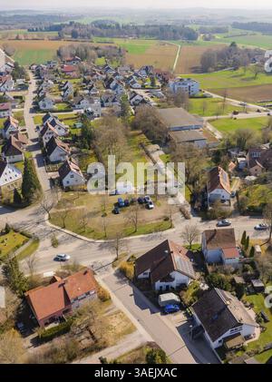Vue d'en haut d'un groupe de maisons dans un village avec des rues environnantes et un environnement verdoyant, Nagold Hochdorf, district de Calw, Allemagne, Europ Banque D'Images