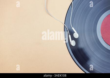 Un petit casque moderne et un Vintage record Banque D'Images