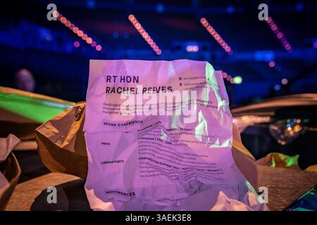 Un CV froissé pour Rachel Reeves, chancelière britannique de l'Échiquier, sur la Grande-Bretagne brisée organisée lors du rassemblement de masse du Parti réformiste britannique à Birmingham. Banque D'Images
