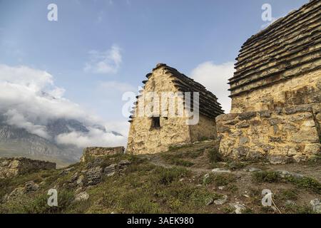 La ville des morts est un lieu de sépulture d'ancêtres dans le Caucase dans des cryptes spéciales avec des toits à deux et quatre piliers Banque D'Images