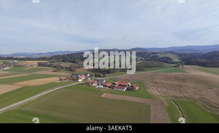 Vue de maisons et de champs dans un paysage rural montagneux, vol de drone, près de Bogen, basse-Bavière Banque D'Images