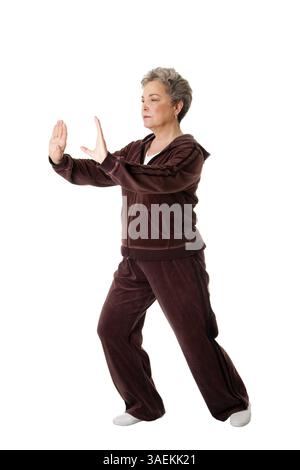 Belle femme senior faisant de l'exercice de Tai Chi pour garder ses articulations flexibles, isolées, New York, USA, Amérique du Nord Banque D'Images