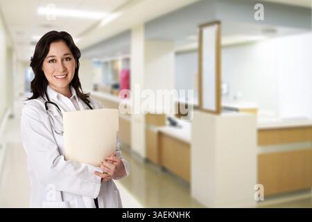 Médecin féminin attrayant avec manteau blanc et stéthoscope debout tenant un dossier de dossier de dossier de patient dans le couloir à la clinique de l'hôpital avec nur Banque D'Images