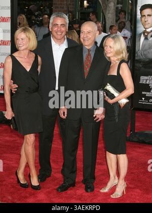 16 juin 2008 - Los Angeles, Californie, États-Unis - L'acteur ADAM ARKIN et sa femme et l'acteur ALAN ARKIN et sa femme à la première mondiale 'Get Smart' tenue au Mann Village Theater (image crédit : Paul Fenton/ZUMAPRESS.com) Banque D'Images