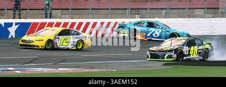 27 janvier 2012 - Concord, NC, USA - Ryan Blaney, pilote de NASCAR, à gauche, conduit entre les pilotes Martin Truex Jr., au centre, et Jimmie Johnson, à droite, pour remporter le Bank of America Roval 400 le dimanche 30 septembre 2018. Blaney a remporté la course lorsque le leader Martin Truex Jr. a été impliqué dans un accident avec le pilote Jimmie Johnson à la deuxième place dans le dernier tour. L'épave a permis à Blaney de passer les deux en sortant du dernier virage. (Crédit image : © Jeff Siner/Charlotte observer/TNS via ZUMA Wire) Banque D'Images