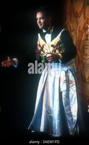 22 février 1995, Cambridge, Massachusetts, États-Unis : L'acteur TOM HANKS est honoré homme de l'année 1995 de Hasty Pudding Theatricals à l'Université Harvard. Le prix Hasty Pudding Man of the Year est décerné chaque année par la Hasty Pudding Theatricals Society de l'Université Harvard. Il est décerné depuis 1967 à des interprètes considérés par les membres de la société comme ayant apporté une « contribution durable et impressionnante au monde du divertissement ». Le récipiendaire de l'homme de l'année est traditionnellement invité à Harvard Square pour divers événements en son honneur avant la soirée d'ouverture du spectacle Hasty Pudding. Ceux-ci incluent Banque D'Images