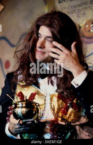 22 février 1995, Cambridge, Massachusetts, États-Unis : L'acteur TOM HANKS est honoré homme de l'année 1995 de Hasty Pudding Theatricals à l'Université Harvard. Le prix Hasty Pudding Man of the Year est décerné chaque année par la Hasty Pudding Theatricals Society de l'Université Harvard. Il est décerné depuis 1967 à des interprètes considérés par les membres de la société comme ayant apporté une « contribution durable et impressionnante au monde du divertissement ». Le récipiendaire de l'homme de l'année est traditionnellement invité à Harvard Square pour divers événements en son honneur avant la soirée d'ouverture du spectacle Hasty Pudding. Ceux-ci incluent Banque D'Images