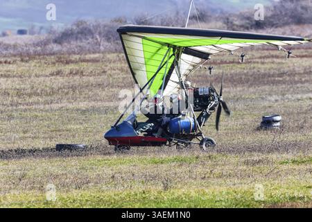 Vol en paire sur un parapente motorisé en terrain montagneux Banque D'Images
