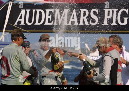 19 janvier 2003 ; Auckland, Nouvelle-Zélande ; L'équipe suisse ALINGHI célèbre sa victoire à la Coupe Louis Vuitton.. (Crédit image : Daren Fentiman/ZUMAPRESS.com) Banque D'Images