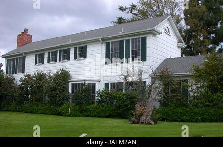 22 avril 2003 ; Bel-Air, CA, États-Unis ; L'actrice Jean Stapleton a vendu sa maison de Bel-Air pour environ 4,4 millions de dollars pour vivre à temps plein à New York. Elle était propriétaire de la maison depuis la fin des années 1970 alors qu'elle jouait le rôle d'Edith Bunker dans 'All in the Family' à la télévision. La maison de style traditionnel, construite en 1933, dispose de quatre chambres et cinq salles de bains sur un peu plus de 4 300 pieds carrés. La maison dispose également d'un coin détente, piscine et vue sur la ville. Stapleton, 80 ans, a principalement travaillé sur scène sur la côte est ces dernières années, et a rarement séjourné dans son manoir californien. (Crédit image : Joanne Forchas/ZUMAPRESS.com) Banque D'Images