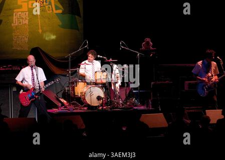18 mars 2005 ; Seattle, WA, États-Unis ; Président des États-Unis d'Amérique se produisant au concert pour la Northwest School. La Northwest School a lancé ses célébrations de son 25e anniversaire avec le concert pour la Northwest School au Paramount Theater de Seattle. (Crédit image : Daren Fentiman/ZUMAPRESS.com) Banque D'Images
