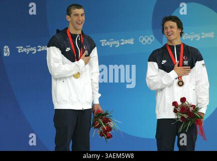10 août 2008 - Pékin, Chine - MICHAEL PHELPS et RYAN LOCHTE, membres de l'équipe de natation américaine, sourient après l'hymne national américain. Phelps a remporté sa première médaille d'or et Lochte a remporté le bronze lors du médaillé individuel masculin de 400 m au National Aquatics Center, également connu sous le nom de Cube d'eau à Beijing, Chine, le dimanche 10 août 2008 (crédit image : Detroit Free Press/ZUMAPRESS.com) Banque D'Images