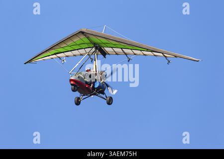 Vol en paire sur un parapente motorisé en terrain montagneux Banque D'Images