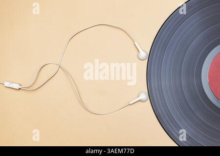 Un petit casque moderne et un Vintage record Banque D'Images