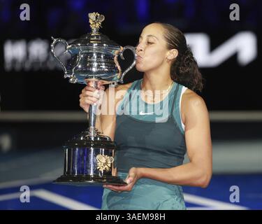Vainqueur de l'Open d'Australie 2025 Madison Keys (USA) embrassant le trophée à Melbourne Park, Melbourne, Victoria, Australie, Océanie Banque D'Images