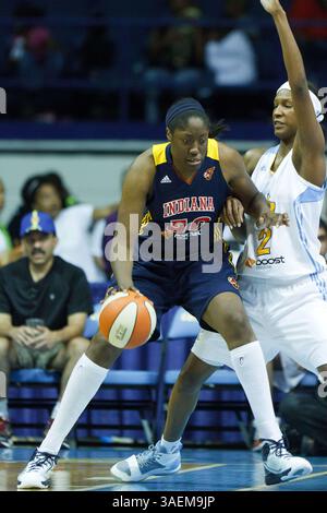 04 septembre 2011 : le centre de fièvre de l'Indiana Jessica Davenport recule Michelle Snow du Chicago Sky au poste bas lors d'un match WNBA à Allstate Arena, Rosemont, Illinois. (Crédit image : © Damen Jackson/Cal Sport Media/ZUMAPRESS.com) Banque D'Images