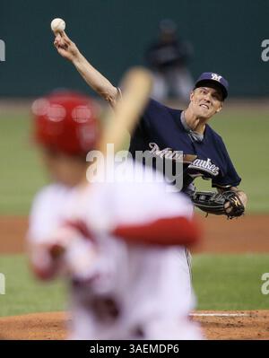 7 septembre 2011 - St Louis, MO, USA - Milwaukee Brewers Starter Zack Greinke Pitchs contre les Louis Cardinals au Busch Stadium à Louis, Missouri, le mercredi 7 septembre 2011. (Crédit image : © Chris Lee/préparé Louis Post-Dispatch/MCT/ZUMAPRESS.com) Banque D'Images