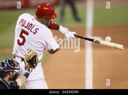 September 7, 2011 - St Louis, MO, USA - Albert Pujols de Louis Cardinals s'envole contre les Brewers de Milwaukee en première manche au Busch Stadium à Louis, Missouri, le mercredi 7 septembre 2011. (Crédit image : © Chris Lee/préparé Louis Post-Dispatch/MCT/ZUMAPRESS.com) Banque D'Images