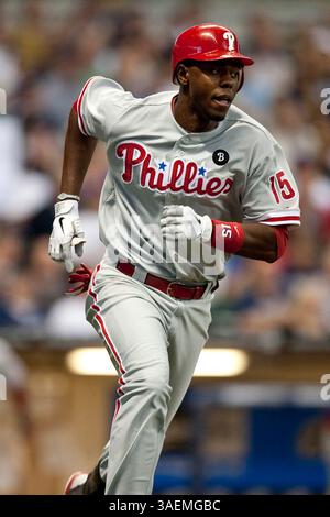 8 septembre 2011- Milwaukee, WI. Miller Park..Philadelphia Phillies John Mayberry Jr. #15 court à la première base sur le contact, Mayberry a eu 2 coups un RBI et marche contre les Brewers ce soir..Milwaukee Brewers a perdu contre les Philadelphia Phillies 2-7..Mike McGinnis / CSM(crédit image : © Mike McGinnis/Cal Sport Media/ZUMAPRESS.com) Banque D'Images
