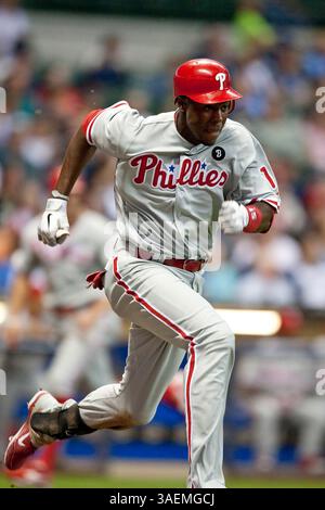 8 septembre 2011- Milwaukee, WI. Miller Park..Philadelphia Phillies John Mayberry Jr. #15 court à la première base sur le contact, Mayberry a eu 2 coups un RBI et marche contre les Brewers ce soir..Milwaukee Brewers a perdu contre les Philadelphia Phillies 2-7..Mike McGinnis / CSM(crédit image : © Mike McGinnis/Cal Sport Media/ZUMAPRESS.com) Banque D'Images