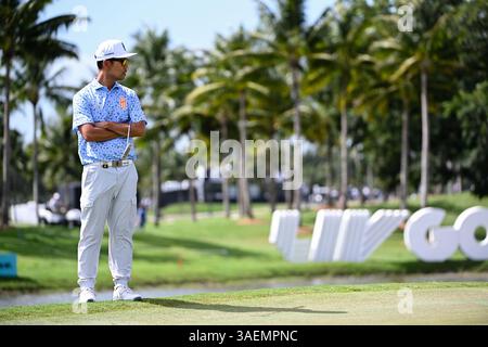 Doral, États-Unis. 06 avril 2025. Kevin Na, capitaine de l'Iron Heads GC regarde Danny Lee de l'Iron Heads GC putts lors de la dernière journée de la LIV Golf Invitational 2025 - Miami au Trump National Golf course le 6 avril 2025 à Doral, en Floride. (Photo de JC Ruiz/Sipa USA) crédit : Sipa USA/Alamy Live News Banque D'Images