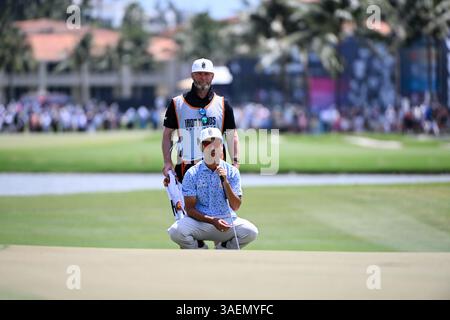 Doral, États-Unis. 06 avril 2025. Kevin Na, capitaine de l'Iron Heads GC aligne un putt lors de la dernière journée du LIV Golf Invitational 2025 - Miami au Trump National Golf course le 6 avril 2025 à Doral, en Floride. (Photo de JC Ruiz/Sipa USA) crédit : Sipa USA/Alamy Live News Banque D'Images