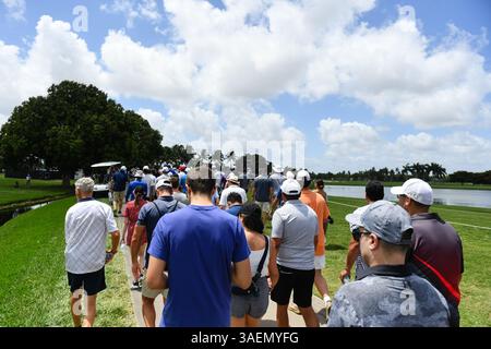Doral, États-Unis. 06 avril 2025. Les fans se dirigent vers le 4e green lors de la dernière journée du LIV Golf Invitational 2025 - Miami au Trump National Golf course le 6 avril 2025 à Doral, en Floride. (Photo de JC Ruiz/Sipa USA) crédit : Sipa USA/Alamy Live News Banque D'Images