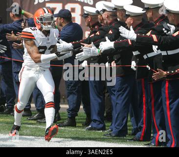 11 septembre 2011 - Cleveland, OH, États-Unis - Joe Haden des Browns de Cleveland gifle la main avec les Marines des États-Unis avant le début d'un match de la NFL contre les Bengals de Cincinnati. Les Bengals de Cincinnati battent les Browns de Cleveland, 27 à 17, au Cleveland Browns Stadium de Cleveland, Ohio, le dimanche 11 septembre 2011. (Crédit image : © Phil Masturzo/Akron Beacon Journal/MCT/ZUMAPRESS.com) Banque D'Images