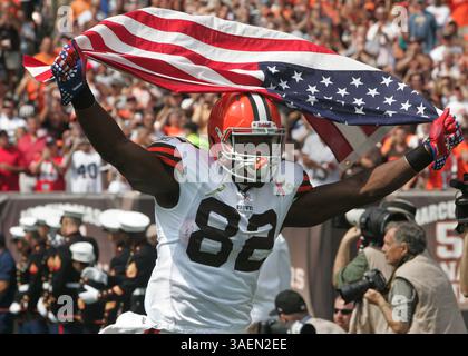 11 septembre 2011 - Cleveland, OH, États-Unis - Benjamin Watson des Browns de Cleveland fait la course sur le terrain avant le début d'un match de la NFL contre les Bengals de Cincinnati. Les Bengals de Cincinnati battent les Browns de Cleveland, 27 à 17, au Cleveland Browns Stadium de Cleveland, Ohio, le dimanche 11 septembre 2011. (Crédit image : © Phil Masturzo/Akron Beacon Journal/MCT/ZUMAPRESS.com) Banque D'Images