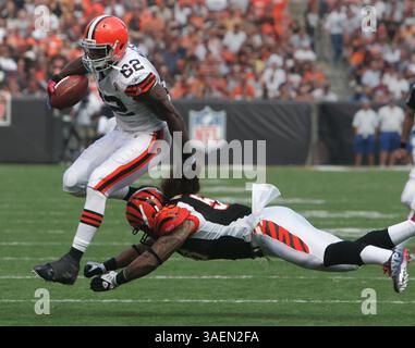 11 septembre 2011 - Cleveland, OH, USA - Benjamin Watson des Browns de Cleveland, à gauche, passe devant Rey Maualuga des Bengals de Cincinnati après une prise au troisième quart-temps. Les Bengals de Cincinnati battent les Browns de Cleveland, 27 à 17, au Cleveland Browns Stadium de Cleveland, Ohio, le dimanche 11 septembre 2011. (Crédit image : © Phil Masturzo/Akron Beacon Journal/MCT/ZUMAPRESS.com) Banque D'Images