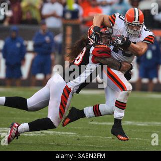 11 septembre 2011 - Cleveland, OH, États-Unis - Cincinnati Bengals Rey Maualuga affronte Peyton Hillis des Cleveland Browns pour un quatrième quart-temps consécutif. Les Bengals de Cincinnati battent les Browns de Cleveland, 27 à 17, au Cleveland Browns Stadium de Cleveland, Ohio, le dimanche 11 septembre 2011. (Crédit image : © Phil Masturzo/Akron Beacon Journal/MCT/ZUMAPRESS.com) Banque D'Images