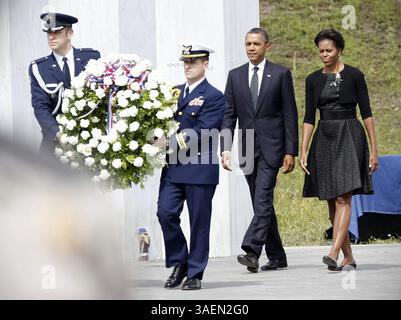 11 septembre 2011 - Shanksville, PA, États-Unis - le président Barack Obama et la première dame Michelle Obama déposent une couronne sur le mur des noms à l'occasion du dixième anniversaire du 11 septembre au nouveau mémorial FL93 le dimanche 11 septembre 2011 à Shanksville, Pennsylvanie. (Crédit image : © Laurence Kesterson/Philadelphia Inquirer/MCT/ZUMAPRESS.com) Banque D'Images