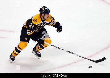 Le défenseur des Bruins de Boston ANDREW FERENCE (21 ans) en action lors du match de la LNH opposant les Bruins de Boston aux Flyers de Philadelphie au TD Garden. Banque D'Images