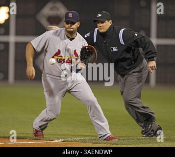 7 octobre 2011 - Philadelphie, PA, États-Unis - premier arbitre de base Chad Fairchild signale ''Fair ball'' sur un coup de Jimmy Rollins des Philadelphia Phillies en fin de troisième manche. Albert Pujols, premier joueur de base de Louis Cardinals, attrape le ballon et marche sur le premier à retirer Rollins, qui n'a pas couru sur le match parce qu'il pensait que le ballon était mal dans le match 5 de la National League Division Series au Citizens Bank Park à Philadelphie, Pennsylvanie, le vendredi 7 octobre 2011. (Crédit image : © Ron Cortes/Philadelphia Inquirer/MCT/ZUMAPRESS.com) Banque D'Images