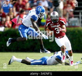8 octobre 2011 - Columbia, SC, États-Unis - Caroline du Sud Gamecocks cornerback Akeem Auguste (3) déplace le ballon lors d'un retour de coup d'envoi pendant la seconde moitié de l'action. Les Gamecocks de Caroline du Sud ont battu les Wildcats du Kentucky, 54-3, au Williams-Brice Stadium, à Columbia, en Caroline du Sud. samedi 8 octobre 2011. (Crédit image : © Tracy Glantz/The State/MCT/ZUMAPRESS.com) Banque D'Images