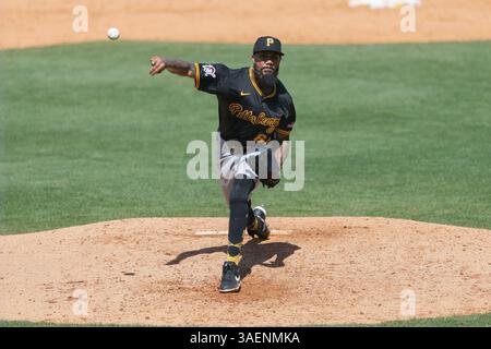 Tampa, FL États-Unis : le lanceur des Pirates de Pittsburgh Dennis Santana (60) livre un terrain lors d'un match de baseball de la MLB contre les Rays de Tampa Bay, mercredi 2 avril 2025, au George M. Steinbrenner Field. The Pirates Beat the Rays 4-2 (Kim Hukari/image of Sport) Banque D'Images