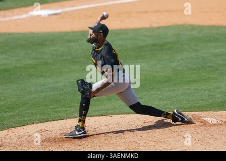 Tampa, FL États-Unis : le lanceur des Pirates de Pittsburgh Dennis Santana (60) livre un terrain lors d'un match de baseball de la MLB contre les Rays de Tampa Bay, mercredi 2 avril 2025, au George M. Steinbrenner Field. The Pirates Beat the Rays 4-2 (Kim Hukari/image of Sport) Banque D'Images