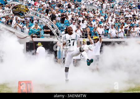 09 octobre 2011 : Rashean Mathis (27 ans), cornerback des Jaguars de Jacksonville, entre dans le peloton lors de l'introduction des joueurs avant le début du match entre les Jaguars de Jacksonville et les Bengals de Cincinnati joués à EverBank Field à Jacksonville, en Floride. (Crédit image : © Gray Quetti/Cal Sport Media/ZUMAPRESS.com) Banque D'Images