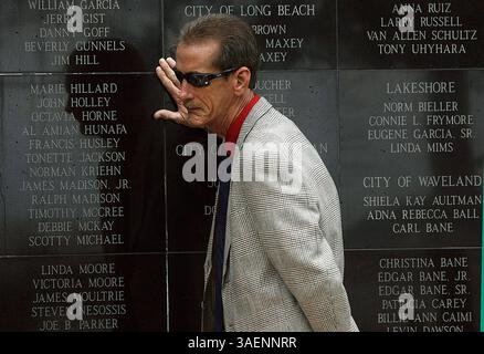 20 avril 2011 - Biloxi, Mississippi, États-Unis - le coroner du comté de Harrison, Gary Hargrove, s'arrête un instant devant le monument de l'ouragan Katrina à Biloxi, Miss., à l'occasion du cinquième anniversaire de la tempête qui a tué 167 personnes dans le sud du Mississippi. (Crédit image : © Tim Isbell/TNS via ZUMA Wire) Banque D'Images