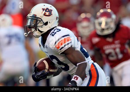 8 octobre 2011 : Auburn Running back Onterio McCalebb #23 cherche un espace pour courir alors qu'il tourne le coin. Les Razorbacks ont battu les Tigers 38-14 au Donald W. Reynolds Stadium de Fayetteville, AR, Richey Miller/CSM(crédit image : © Richey Miller/Cal Sport Media/ZUMAPRESS.com) Banque D'Images