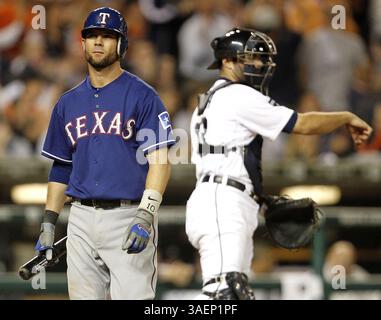 11 octobre 2011 - Detroit, mi, États-Unis - Michael Young, à gauche, des Texas Rangers, se lance dans la neuvième manche contre les Texas Rangers dans le match 3 de la série de championnat de la Ligue américaine au Comerica Park le mardi 11 octobre 2011, à Detroit, Michigan. Detroit a gagné, 5-2. (Crédit image : © Ron Jenkins/Fort Worth Star-Telegram/MCT/ZUMAPRESS.com) Banque D'Images
